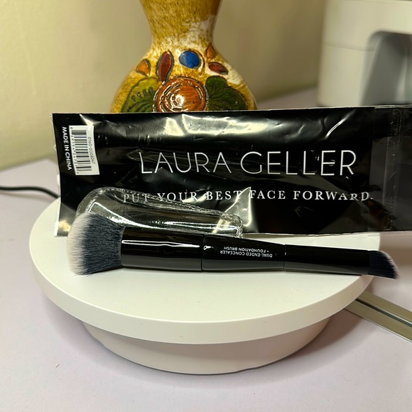 Laura Geller Dual-Ended Concealer + Foundation Brush - Picture 1 of 5